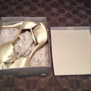 Unforgettable Moments Ivory Heel Sandals Size 13m